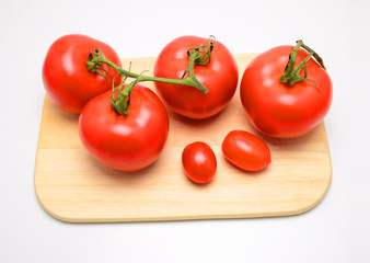 Tomaten und Datteltomaten auf Holzbrett