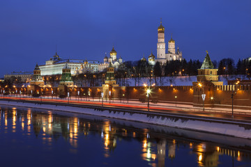Obraz premium The winter evening Moscow, the Kremlin and its reflection in the river. Russia