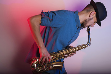 Obraz na płótnie Canvas saxophonist playing saxophone 