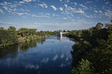 Fototapeta na wymiar Desde un puente en Sacramento