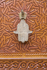 Arabischer Türklopfer auf verzierter Tür - Fatimas Hand