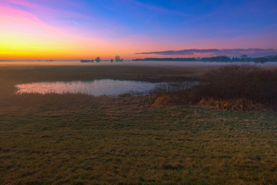 HDR Sonnenuntergang 11 / Sonnenuntergang, Mond und Nebel &uuml;ber der Elbtalaue bei Penkefitz (Landkreis L&uuml;chow-Dannenberg, Niedersachsen). Aufgenommen am 4. Dezember 2016.