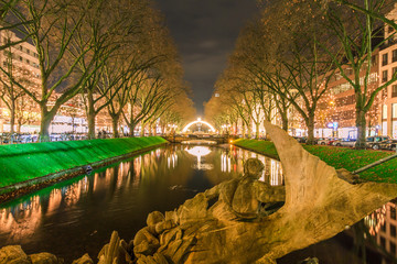  Die berühmte Königsallee in Düsseldorf.
