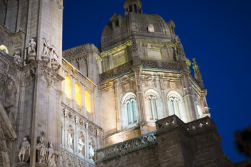 Fototapeta premium Cathedral of toledo at night, beautiful building with big doors