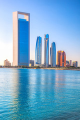 Obraz premium Wieżowce wieczorem, Abu Zabi, Zjednoczone Emiraty Arabskie