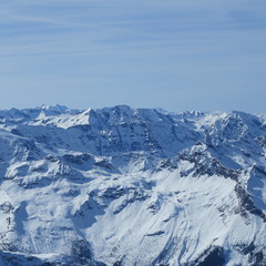 Fototapeta na wymiar wunderschöne vom Schnee bedeckte Gipfel der Berge Alpen