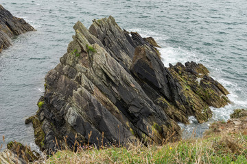 Basalt Felsenformation an der RNLI, St, Davids, Lifeboat, Station zur Seenotrettung in Pembrockshire