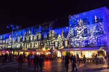 Obraz premium Festive Christmas decorations on facades of buildings in Como, Italy
