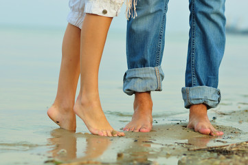 Fototapeta na wymiar Romantic couple kissing on the beach.