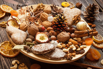 Snacks and decorations for Christmas on a bamboo plate.