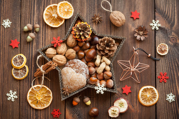 Obraz na płótnie Canvas Snacks and decorations for Christmas in a star shaped box