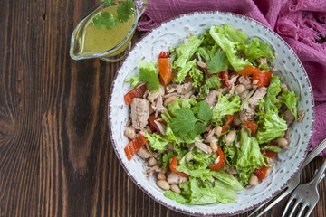 Tuna salad with lettuce, beans and bell pepper