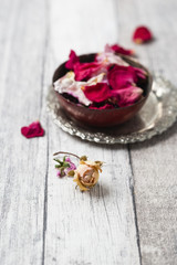 getrocknete Rosenblütenblätter