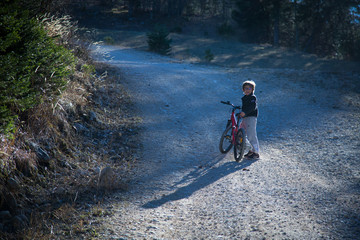 Enfant en randonnée à la montagne