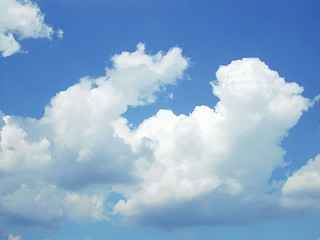 Naklejka na ściany i meble beautiful clouds on a blue sky background