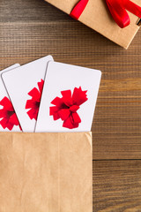 Obraz premium concept of gift cards on wooden background top view