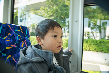 バスに乗る男の子