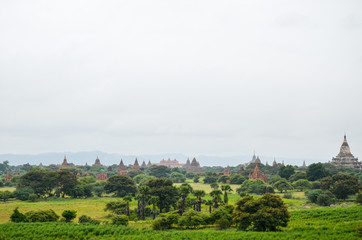 Fototapeta na wymiar Temples and pagodas in the Bagan plains, Myanmar