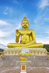 Fototapeta premium Grand big Buddha sculpture statue landmark