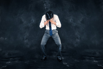 問題を抱える男性