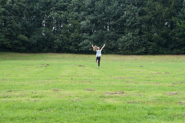 Spielendes Kind auf einer Wiese
