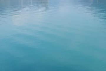 Crédence de cuisine en verre imprimé Lac / étang Clean and clear turquoise water in a lake in Switzerland