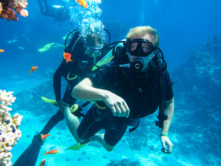 Обучение технике дайвинга. Инструктор по дайвингу со своим учеником
