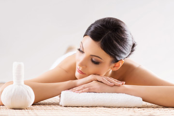 Obraz na płótnie Canvas Young woman relaxing on a spa massage procedure