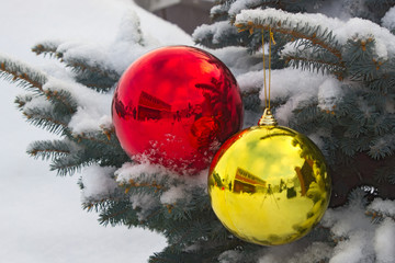 Новогодние игрушки - разноцветные шары на ветвях...