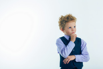 Portrait of the thought boy of the European appearance on a light background. © cameravit