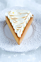 Lemon tartlet with meringue