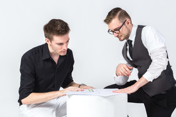 Obraz premium Two successful entrepreneurs interacting at meeting