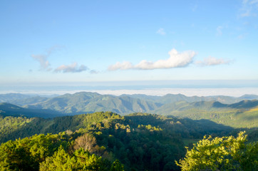 Obraz premium Mountain view landscape and sea of mist in the morning