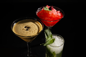 cocteles con licor mijoto cuba libre de cafe de frutos rojos copas alcohol vino ron  Cocktails with liquor mijoto cuba free of red fruit coffee drinks alcohol wine rum