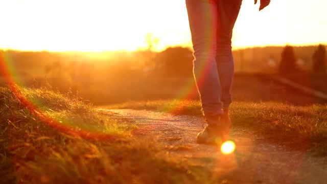 Spacer w zachodzącym słońcu.