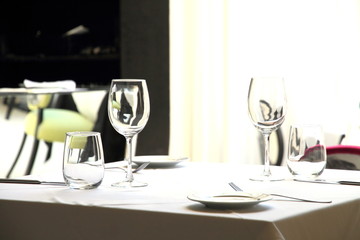 table restaurant in white