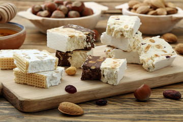 torrone con frutta secca e cioccolato su tavolo rustico