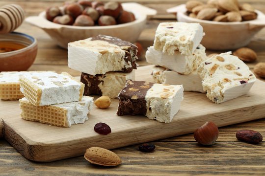 torrone con frutta secca e cioccolato su tavolo rustico