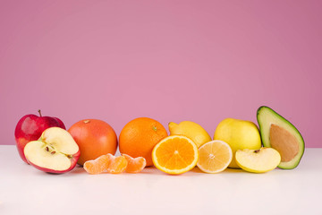 Composition with fresh sliced peeed fruits