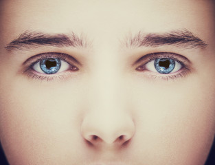 Naklejka premium Close up image of insightful look blue human eyes