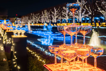 ワイングラスとクリスマスイルミネーション
