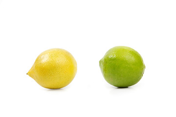 Limones sobre fondo blanco liso y aislado. Vista de frente y de cerca. Copy space