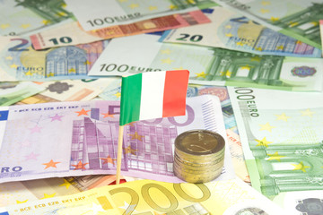 Die Flagge von Italien und Euro Geld