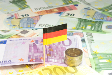 Flagge von Deutschland und Euro Geld