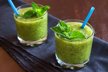 Green smoothie with mint