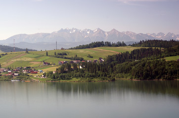 Jezioro Czorsztyńskie i góry