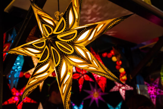 
Weihnachtsstern auf dem Weihnachtsmarkt
