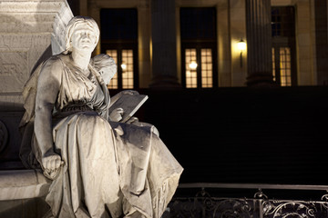 Detailaufnahme Schillerdenkmal bei Nacht