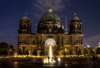 Fototapeta na wymiar Berliner Dom mit Brunnen bei Nacht