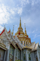 Fototapeta premium Wat Luang Pho To, Nakhon Ratchasima thai temple blue sky